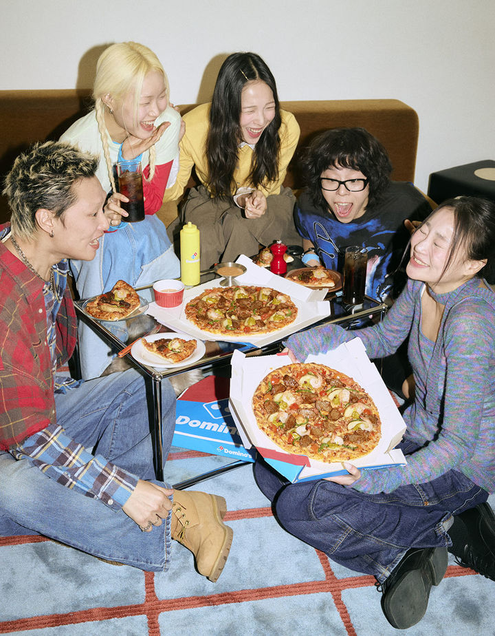 [서울=뉴시스] 도미노피자가 35주년을 맞아 펼친 캠페인과 신제품들이 긍정적인 평가를 받으며 올해를 'MZ세대와의 소통을 강화한 해'라고 23일 평가했다. (사진=도미노피자 제공) 2025.12.23. photo@newsis.com *재판매 및 DB 금지