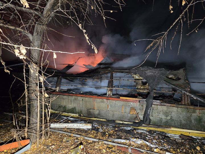 [천안=뉴시스] 23일 1시27분께 충남 천안시 동남구 풍세면 용정리의 한 돼지농장에서 불이 나 연기가 피어오르고 있다. (사진=천안동남소방서 제공) 2025.12.23. photo@newsis.com&nbsp; *재판매 및 DB 금지