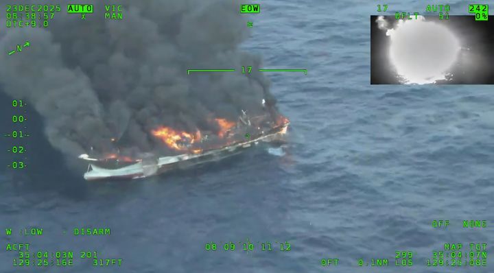 [부산=뉴시스] 23일 오전 7시47분께 부산 해운대구 송정항 남동쪽 약 20㎞ 해상의 영도 선적 어선 A호(55t) 기관실에서 불이 났다는 신고가 접수됐다. 부산해경의 구조 작업을 통해 승선원 8명 모두 구조됐다. (사진=부산해양경찰서 제공) 2025.12.23. photo@newsis.com *재판매 및 DB 금지