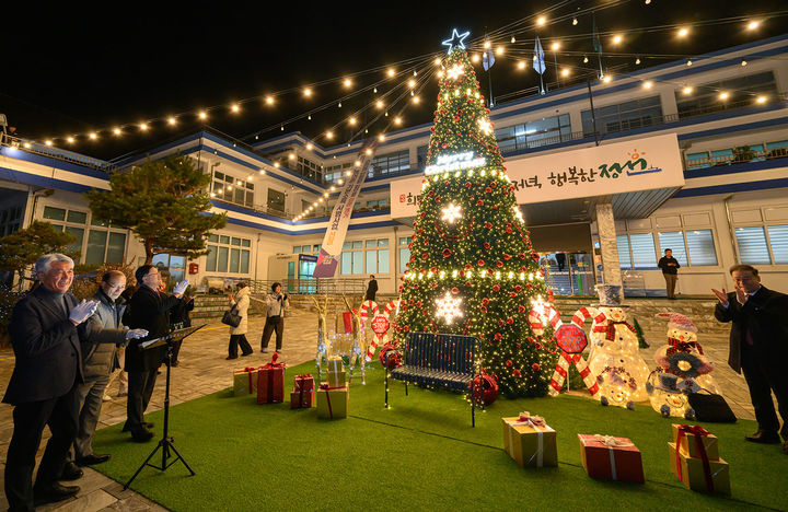 강원 정선군기독교연합은 지난 22일, 정선군청 청사 앞에서 최승준 정선군수와 회원 등이 참석한 가운데 성탄트리 점등 행사를 진행하고 있다.(사진=정선군 제공) *재판매 및 DB 금지