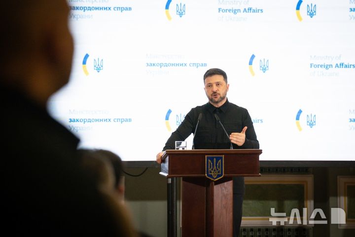 [서울=뉴시스] 볼로디미르 젤렌스키 우크라이나 대통령은 22일(현지시간) '러시아-우크라이나전쟁' 전쟁 종식을 위한 협상과 관련해 "우리는 이 전쟁을 (우크라이나와 우크라이나인의) '존엄한 평화(dignified peace)'로 끝내야 한다"는 목표를 제시했다. 사진은 외교관의 날 행사에서 연설하는 젤렌스키 대통령. (사진 = 우크라이나 대통령실 홈페이지 갈무리) 2025.12.23 photo@newsis.com