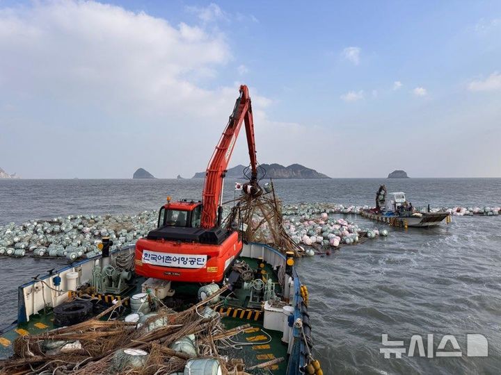 [서울=뉴시스] 어항서해5호가 진도군 해상에서 해양쓰레기를 수거하는 모습