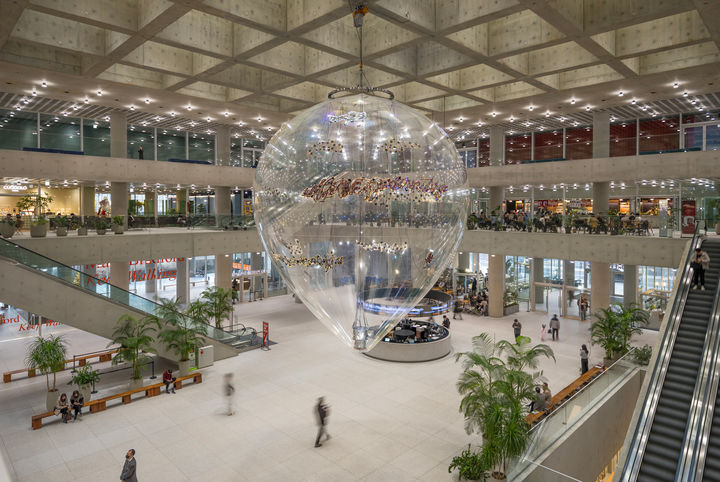 이불, ‘Willing To Be Vulnerable – Transparent Balloon’, 2025, TPU, LED 조명, 전기 배선, 공기 송풍 장치, 알루미늄, 스테인리스 스틸, 폴리프로필렌 로프, 아크릴 페인트, 크리스털, 패브릭, 약 850×700×700cm. © Lee Bul. Photo: 전병철. Courtesy of the artist. *재판매 및 DB 금지