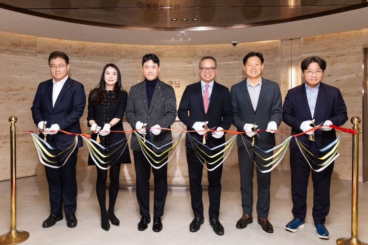 (왼쪽부터)김봉균 리테일전략본부장, 최은정 W Prestige 강남센터 부센터장, 박세진 W Prestige 강남센터 센터장, 뤄즈펑 대표이사, 신남석 리테일사업부문대표, 권동훈 본부장. (사진=유안타증권) *재판매 및 DB 금지