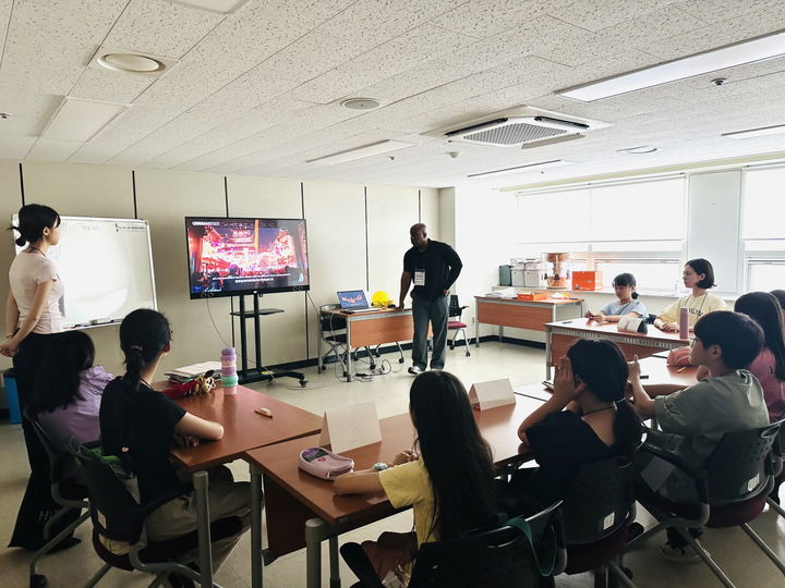 [서울=뉴시스] 영어캠프-서울센터 수업 사진. 2025.12.23. (사진=서울시 제공) *재판매 및 DB 금지