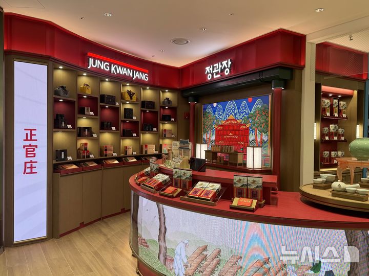 [서울=뉴시스] 신라면세점은 인천국제공항에 새로운 콘셉트를 담은 정관장 프리미엄 헤리티지 스토어를 개점했다고 23일 밝혔다. 궁궐을 현대적으로 재해석한 특화 매장으로 헤리티지 스토어는 신라면세점 인천국제공항 제2여객터미널점 253번 게이트 인근에 위치한다. 사진은 매장 전경. (사진=호텔신라 제공) 2025.12.23. photo@newsis.com