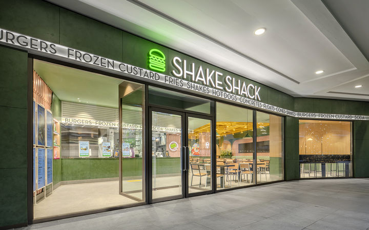 [서울=뉴시스] SPC그룹이 운영하는 파인 캐주얼 브랜드 쉐이크쉑(Shake Shack)이 '파주점'을 개점했다고 23일 밝혔다. (사진=SPC그룹 제공) 2025.12.23. photo@newsis.com *재판매 및 DB 금지
