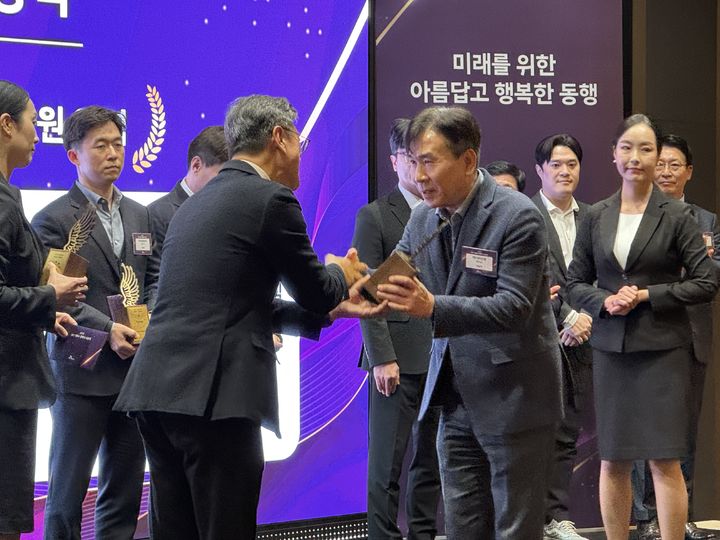 에스넷시스템 이남작 대표(오른쪽)가 상을 받는 모습 (사진=에스넷시스템 제공)&nbsp; *재판매 및 DB 금지