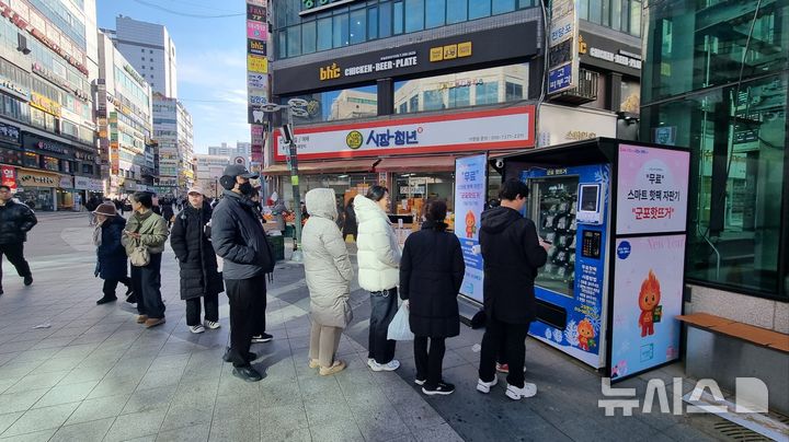 [군포=뉴시스] 자동판매기 '핫뜨거' 운영 현장. (사진=군포시 제공). 2025.12.23. photo@newsis.com