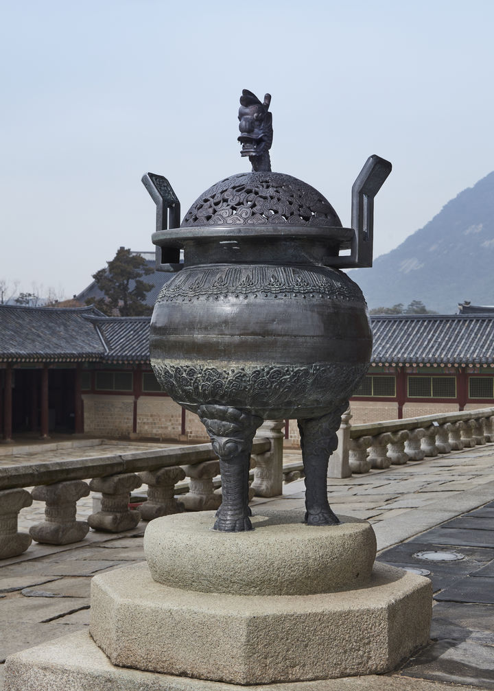 [서울=뉴시스] 경복궁 근정전 향로 뚜껑 재현품이 설치된 모습 (사진=국가유산청 제공) 2025.12.23. photo@newsis.com *재판매 및 DB 금지