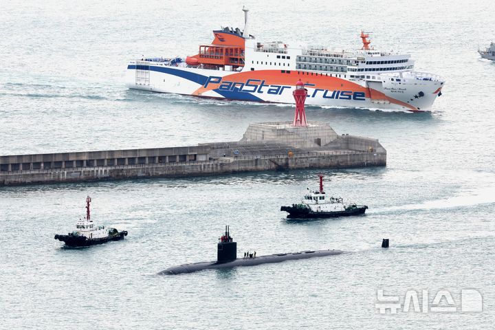 [부산=뉴시스] 하경민 기자 = 미국 해군의 로스앤젤레스급(LA급) 공격형 핵추진 잠수함 '그린빌함'(SSN-772·6900t급)이 23일 오전 부산 남구 해군작전사령부 부산작전기지에 입항하고 있다.길이 110m, 폭 10m, 승조원 140여 명인 이 잠수함은 토마호크 순항미사일 및 12개의 수직발사시스템(VLS), MK48 어뢰 및 4개의 발사관 등을 갖추고 있다. 2025.12.23. yulnetphoto@newsis.com