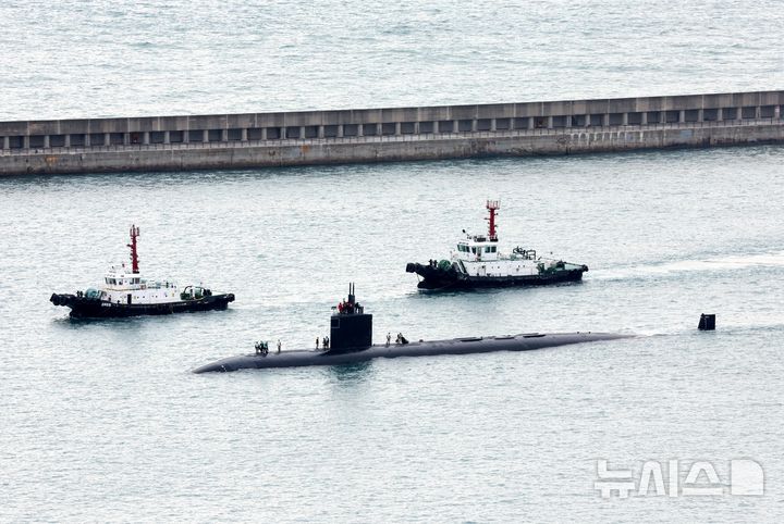 [부산=뉴시스] 하경민 기자 = 미국 해군의 로스앤젤레스급(LA급) 공격형 핵추진 잠수함 '그린빌함'(SSN-772·6900t급)이 23일 오전 부산 남구 해군작전사령부 부산작전기지에 입항하고 있다. 길이 110m, 폭 10m, 승조원 140여 명인 이 잠수함은 토마호크 순항미사일 및 12개의 수직발사시스템(VLS), MK48 어뢰 및 4개의 발사관 등을 갖추고 있다. 2025.12.23. yulnetphoto@newsis.com