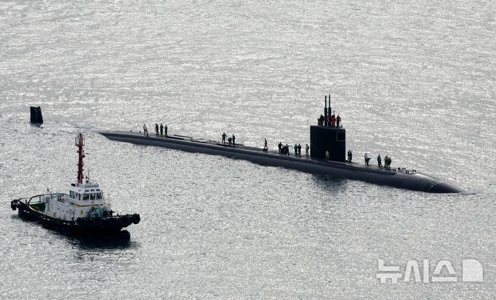 [부산=뉴시스] 하경민 기자 = 미국 해군의 로스앤젤레스급(LA급) 공격형 핵추진 잠수함 '그린빌함'(SSN-772·6900t급)이 23일 오전 부산 남구 해군작전사령부 부산작전기지에 입항하고 있다.길이 110m, 폭 10m, 승조원 140여 명인 이 잠수함은 토마호크 순항미사일 및 12개의 수직발사시스템(VLS), MK48 어뢰 및 4개의 발사관 등을 갖추고 있다. 2025.12.23. yulnetphoto@newsis.com