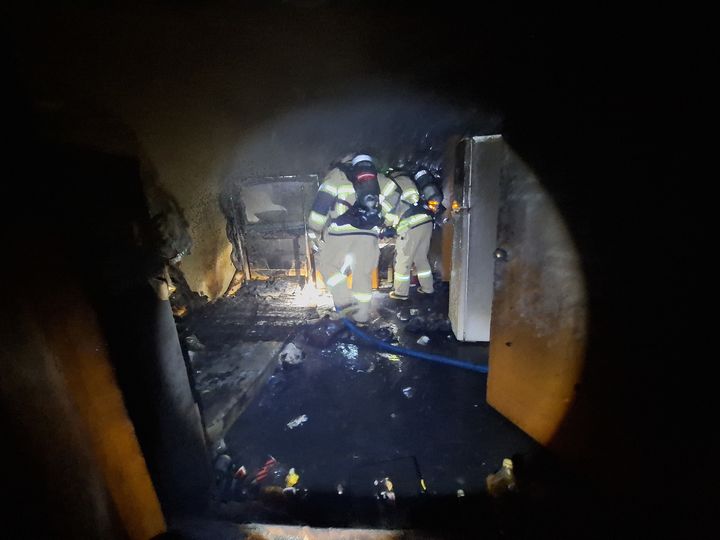 [창원=뉴시스] 강경국 기자 = 22일 오후 경남 창원시 마산합포구 산호동의 주택에서 화재가 발생해 소방관들이 진화를 하고 있다. (사진=창원소방본부 제공). 2025.12.23. photo@newsis.com *재판매 및 DB 금지