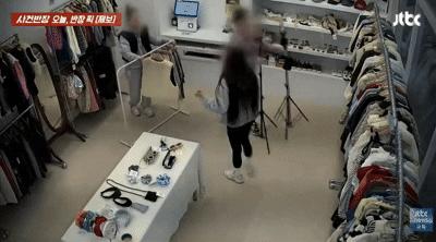 [뉴시스]무인매장에서 라이브 방송을 한 외국인 여성 3명. (영상 = JTBC 사건반장 갈무리) *재판매 및 DB 금지 *재판매 및 DB 금지