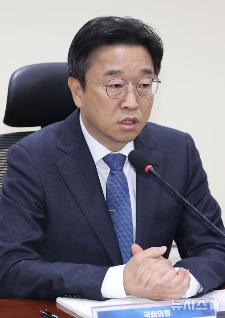 [서울=뉴시스] 조성봉 기자 = 이용우 더불어민주당 의원이 23일 오전 서울 여의도 국회 의원회관 간담회의실에서 열린 노란봉투법 후속조치 입법예고안(노조법 시행령) 의견청취 전문가 심포지엄에서 발언을 하고 있다. 2025.12.23. suncho21@newsis.com