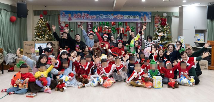 [서울=뉴시스] 솔비는 지난 16일 경기도 수원에 위치한 영유아 양육 보호시설 경동원에 방문해 아이들과 시간을 보냈다. (사진=지안캐슬 제공) 2025.12.23. photo@newsis.com *재판매 및 DB 금지