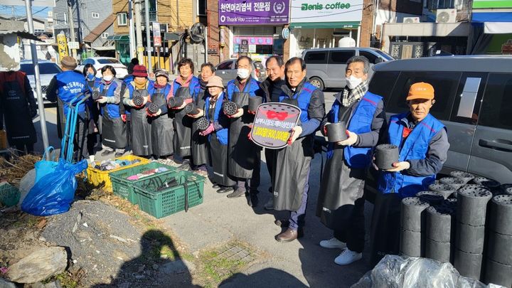 [전주=뉴시스] 전북 전주연탄은행은 전주남부시장 도깨비상인회에서 연탄·등유 나눔 봉사활동을 진행했다고 23일 밝혔다. (사진=전주연탄은행 제공) 2025.12.23. photo@newsis.com *재판매 및 DB 금지