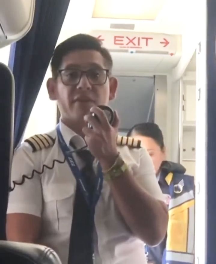 [뉴시스] 멕시코에서 한 항공기 기장이 임금 체불에 항의하며 이륙을 거부하고 조종석에서 농성을 벌이는 사건이 발생해 당국이 조사에 나섰다. (사진=엑스 캡처) *재판매 및 DB 금지