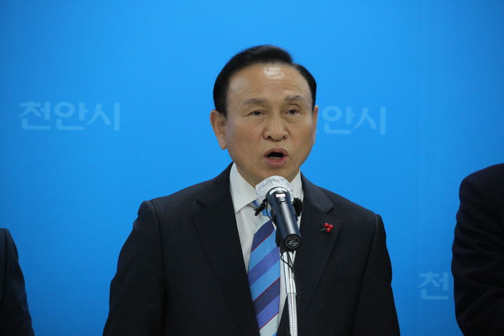 [천안=뉴시스] 최영민 기자=구본영 전 천안시장이 23일 천안시청 브리핑실에서 천안과 아산의 통합론에 대한 자신의 생각을 밝히고 있다. 2025.12.23 ymchoi@newsis.com *재판매 및 DB 금지