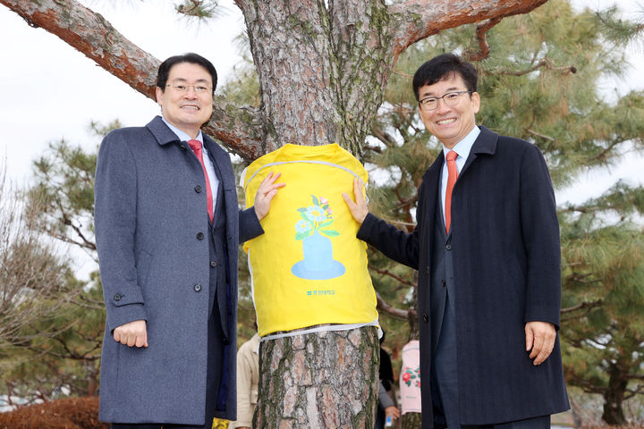 [청주=뉴시스] 김재관 기자 = 송승호 충청대총장(왼쪽)과 윤건영 충북교육감이 23일 교육청 정원에서 트리웨어 행사를 하고 기념 촬영을 하고 있다. 2025.12.23. kipoi@newsis.com *재판매 및 DB 금지