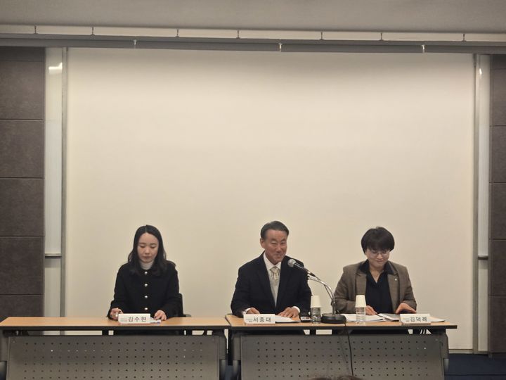 [서울=뉴시스] 홍세희 기자 = 주택산업연구원은 23일 오전 대한상공회의소에서 '2026년 주택시장 전망과 정책 방향' 기자간담회를 열었다. 서종대 원장(가운데)과 김덕례 선임연구위원(오른쪽), 김수현 부연구위원(왼쪽). 2025.12.23. hong1987@newsis.com *재판매 및 DB 금지