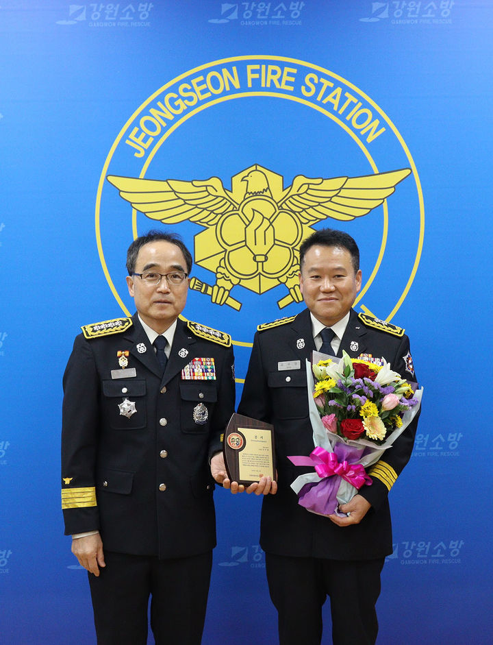 정선소방서 유영민(왼쪽) 서장이 23일 2025년 제16회 '베테랑 소방관'으로 선정된 예산장비팀장 김주엽 소방경에게 증서를 수여하고 있다.(사진=정선소방서 제공) *재판매 및 DB 금지