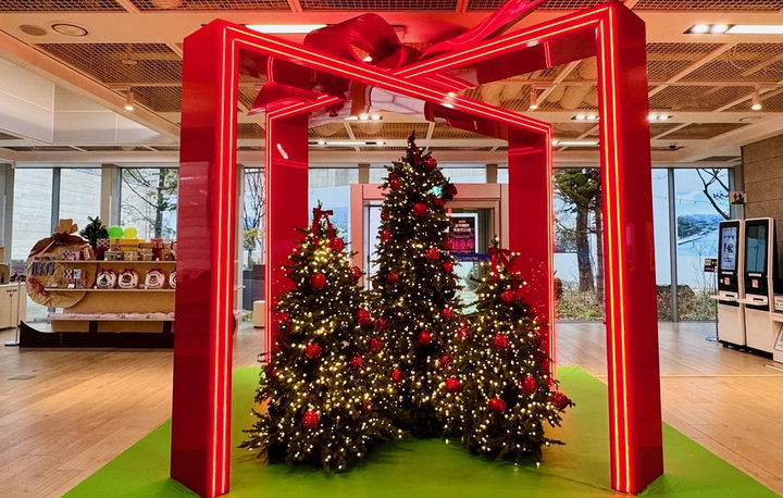 연말연시 분위기로 바뀐 삼척 이사부독도기념관.(사진=삼척시 제공) *재판매 및 DB 금지