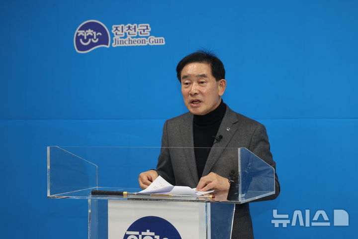 [진천=뉴시스] 송기섭 충북 진천군수가 23일 진천군청 브리핑룸에서 기자회견을 열어 '5극3특'(5대 초광역권·3대 특별자치도 육성)의 '5극3특1중' 확대와 충북특별중심도 특별법 제정을 촉구하고 있다. (사진=진천군 제공) 2025.12.23. photo@newsis.com