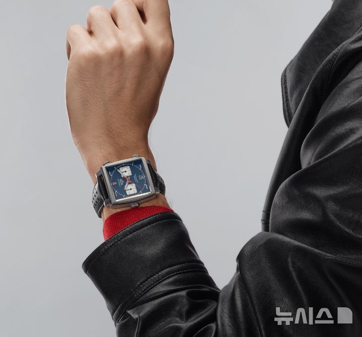 [서울=뉴시스] 태그호이어(TAG Heuer)의 모나코 크로노그래프 모델 이미지. (사진=태그호이어 누리집 갈무리) 2025.12.23. photo@newsis.com