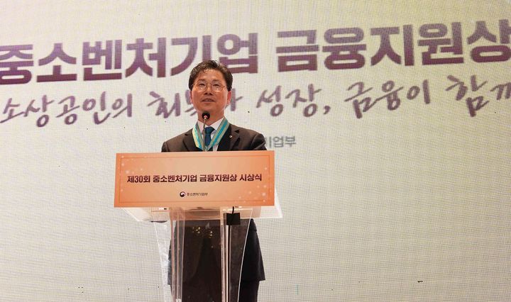 강태영 농협은행장이 지난 19일 서울 중소기업 DMC타워에서 열린 중소벤처기업부 주관 '제30회 중소벤처기업 금융지원상' 시상식에서 은탑산업훈장을 수상하고 있다. (사진=농협은행 제공) *재판매 및 DB 금지