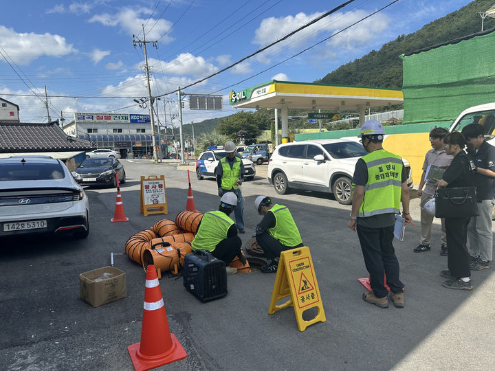 [밀양=뉴시스] 고용노동부 입회하에 하수 맨홀 내부의 시설물 조사를 하고 있다. (사진= 밀양시 제공) 2025.12.23. photo@newsis.com *재판매 및 DB 금지