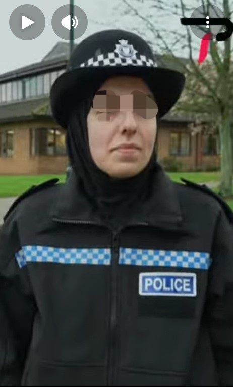 [서울=뉴시스] 영국의 무슬림 여성 경찰관들에게 보급될 자석 히잡을 착용하고 있는 모습.(사진출처: 유튜브 캡처)2025.12.23.