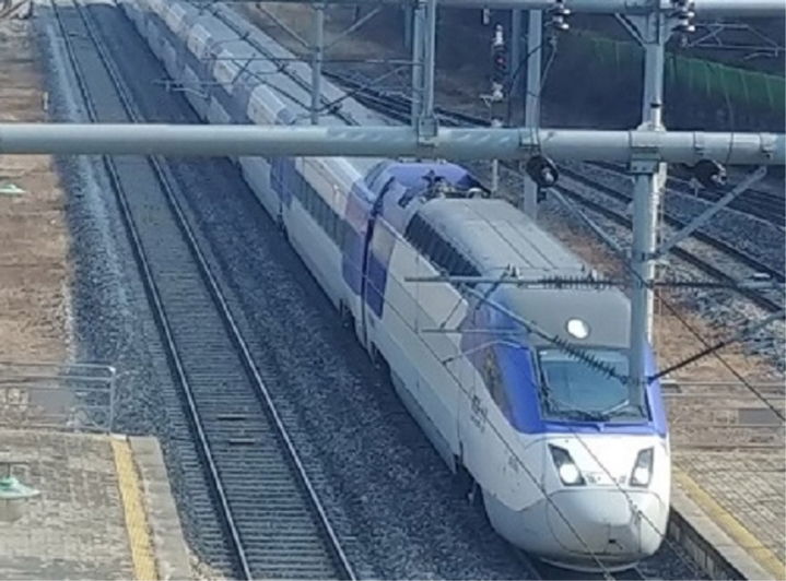 [홍천=뉴시스] 23일 홍천군은 강원특별자치도 핵심 SOC사업이자 홍천군 최대 숙원사업인 용문~홍천 광역철도가 기획재정부 제12차 재정사업평가위원회 심의를 거쳐 예비타당성조사에 최종 통과했다고 밝혔다. 사진은 용문역의 ktx모습. syi23@newsis.com. *재판매 및 DB 금지