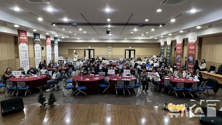 [평택=뉴시스] 주민참여예산 성과보고회 참석자들이 기념사진을 찍고 있다.(사진=평택시 제공) 2025.12.23.photo@newsis.com 