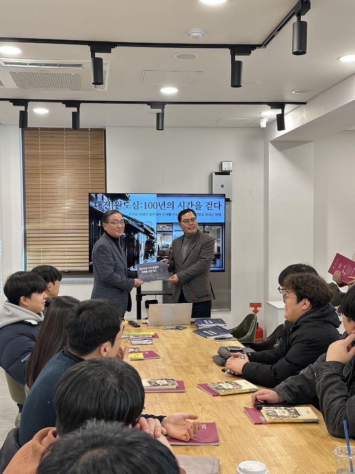 [대전=뉴시스] 한남대 인문사회융합인재양성사업단 '대전지역 가치 발굴과 미래를 위한 혁신' 책자 전달식 기념촬영. (사진=한남대 제공) 2025.12.23. photo@newsis.com *재판매 및 DB 금지