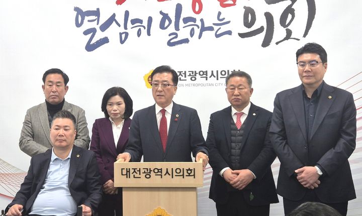 [대전=뉴시스] 조명휘 기자 = 조원휘 대전시의회 의장 등이 23일 시의회 기자실에서 의정결산 회견을 하고 있다. 2025.12.23. photo@newsis.com *재판매 및 DB 금지