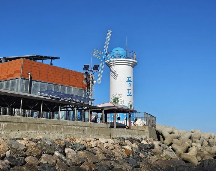 [안산=뉴시스] 풍도관광안내센터와 풍도등대. (사진=안산시 제공) 2025.12.23. photo@newsis.com *재판매 및 DB 금지