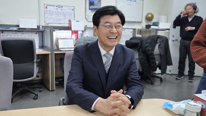 [세종=뉴시스] 송승화 기자 = 23일 이춘희 전 세종시장이 보람동, 시청 기자실을 찾아 내년 지방선거 시장 출마를 공식화하며 환하게 웃고 있다. 2025.12.23. photo@newsis.com. *재판매 및 DB 금지