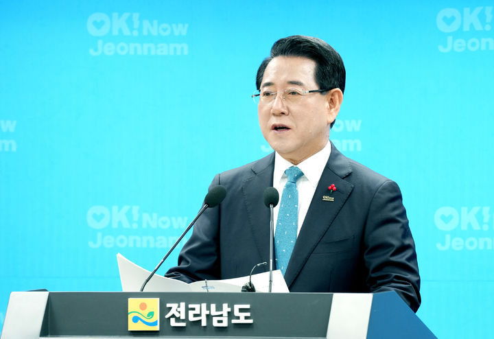 [무안=뉴시스] 김영록 전남지사가 23일 도청 브리핑룸에서 송년 기자회견을 갖고 있다. (사진 = 전남도 제공). 2025.12.23. photo@newsis.com *재판매 및 DB 금지