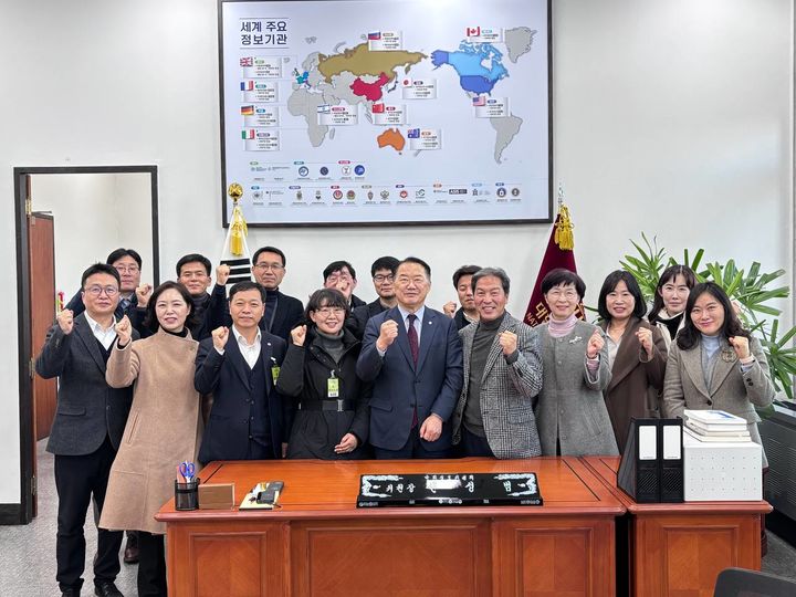 [거창=뉴시스] 신성범의원, 2027년 국비 예산 확보 전략 간담회 개최 (사진=신성범국회의원실 제공) 2025. 12. 23. photo@newsis.com *재판매 및 DB 금지