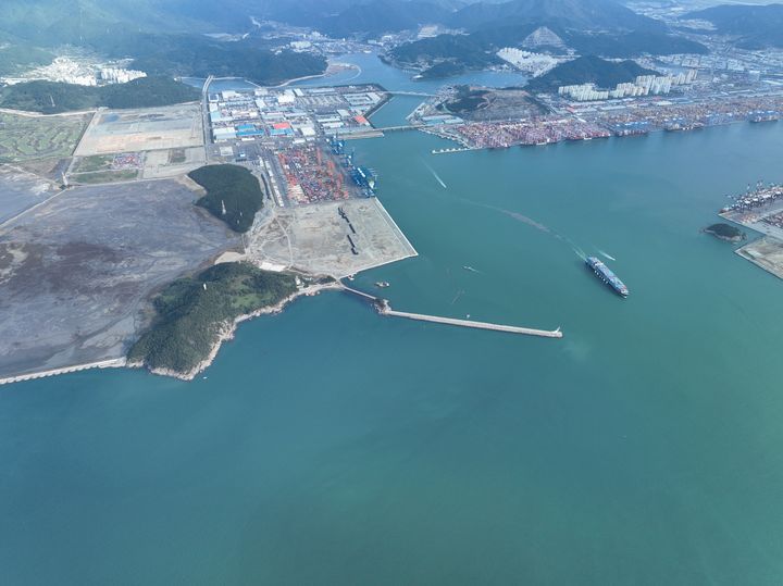 [부산=뉴시스] 서컨테이너 배후단지 포함 신항 전경(2024년 말 촬영). 좌측 중간부가 서컨 배후단지 1단계 부지. (사진=부산항만공사 제공) 2025.12.23. photo@newsis.com *재판매 및 DB 금지