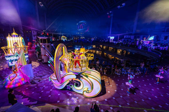 롯데월드 어드벤처 퍼레이드 코스에서 열리는 '월드 오브 라이트' 퍼레이드. (사진=롯데월드) *재판매 및 DB 금지