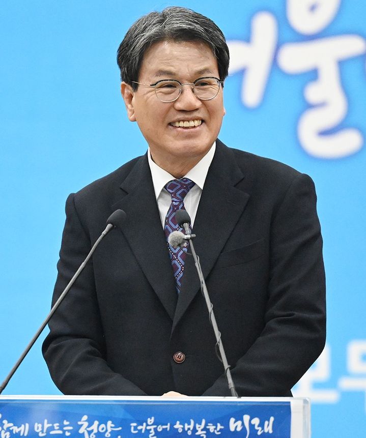 [청양=뉴시스] 조명휘 기자 = 김돈곤 청양군수가 23일 군청 대회의실에서 군정결산 기자회견을 하고 있다. (사진= 청양군 제공) 2025.12.23. photo@newsis.com *재판매 및 DB 금지