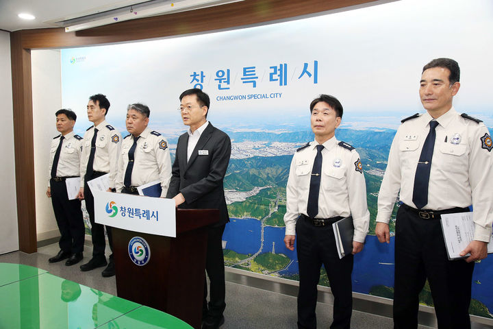 [창원=뉴시스] 강경국 기자 = 이상기 경남 창원소방본부장이 23일 시청 프레스센터에서 정례브리핑을 하고 있다. (사진=창원시청 제공). 2025.12.23. photo@newsis.com *재판매 및 DB 금지