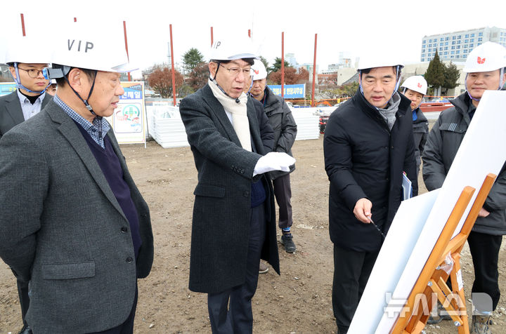[전주=뉴시스]윤난슬 기자 = 전북 전주시는 오는 2028년 준공 예정인 전주컨벤션센터 건립 공사의 본격화를 알리는 현장사무소를 옛 전주종합경기장 부지에 설치한다고 23일 밝혔다. (사진=전주시 제공) photo@newsis.com 