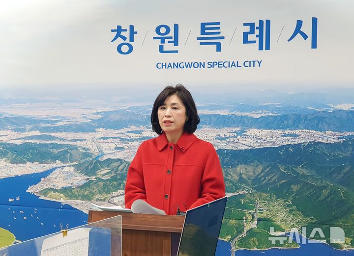 [창원=뉴시스] 강경국 기자 = 구점득 경남 창원시의원이 23일 창원시청 프레스센터에서 손태화 의장의 폭언과 관련해 기자회견을 갖고 있다. 2025.12.23. kgkang@newsis.com