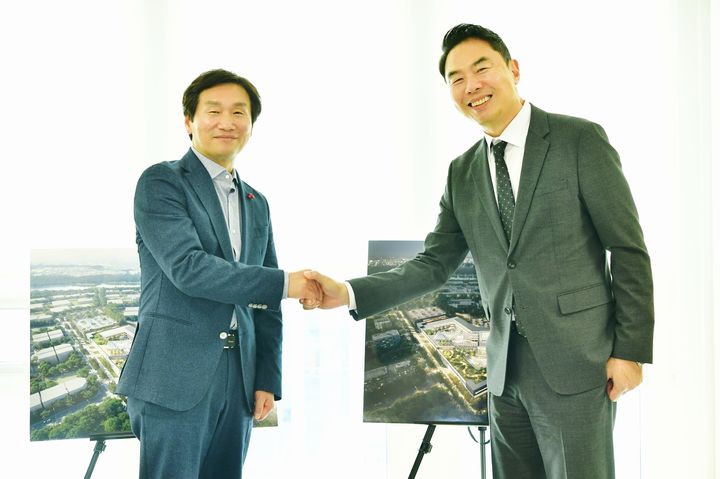 [경산=뉴시스] 조현일 경북 경산시장(왼쪽)과 정지영 현대백화점 사장. (사진=경산시 제공) 2025.12.23. photo@newsis.com *재판매 및 DB 금지