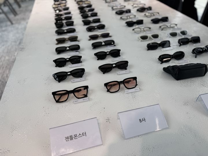 [서울=뉴시스] 젠틀몬스터가 제품(왼쪽) 디자인을 모방했다는 블루엘리펀트(오른쪽) 아이웨어 제품. (사진=뉴시스) *재판매 및 DB 금지