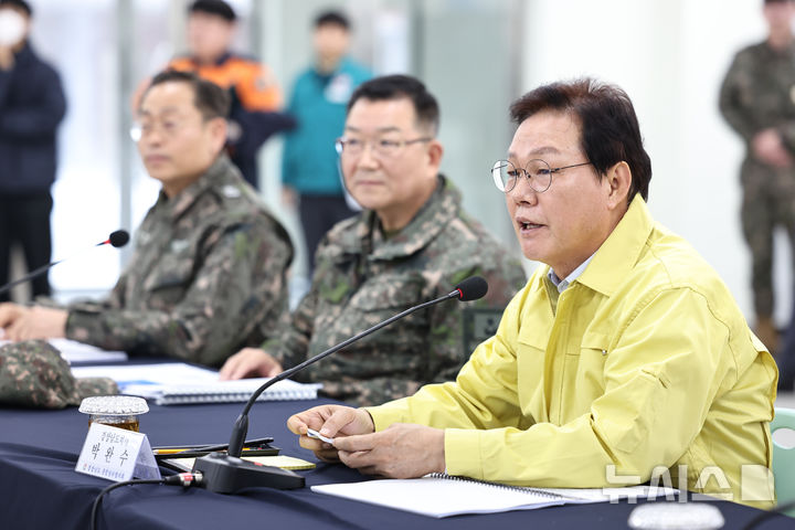 [김해=뉴시스] 박완수 경남도지사가 23일 오전 김해 과학화 예비군훈련장에서 '경남통합방위협의회 2025년 4분기 회의'를 주재하고 있다. (사진=경남도 제공) 2025.12.23. photo@newsis.com